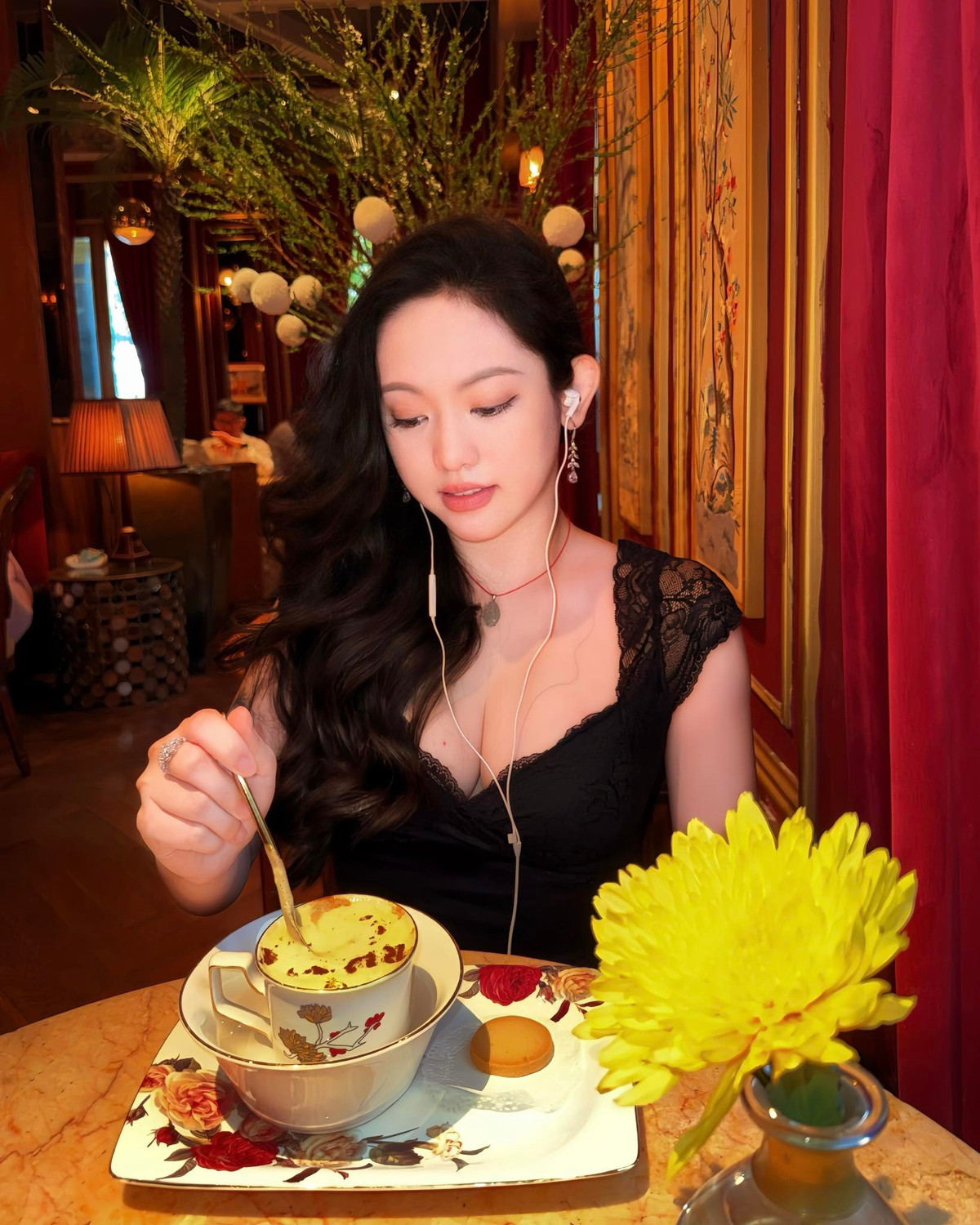 Nhan sắc của Nguyễn Thúy Vi cũng được nhận xét là có sự thay đổi rõ rệt. Không còn vẻ sắc sảo, gai góc từng gây tranh luận, cô toát lên nét đẹp nhẹ nhàng, tự nhiên hơn.