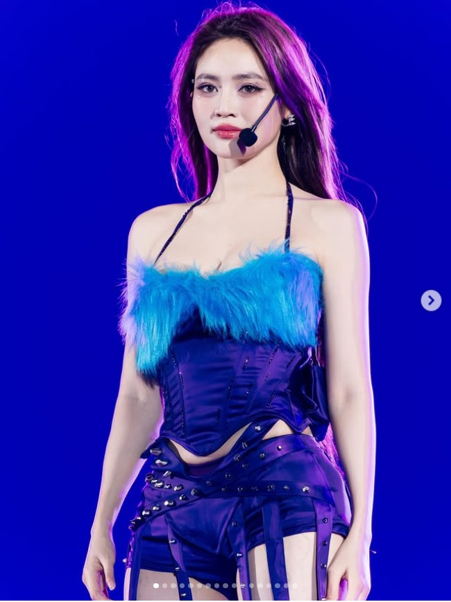 Lối trang điểm nhấn vào đôi mắt sâu, làn da mịn màng cùng đường nét hài hòa khiến nữ diễn viên vừa mang vẻ cá tính, vừa không đánh mất nét xinh đẹp vốn có.