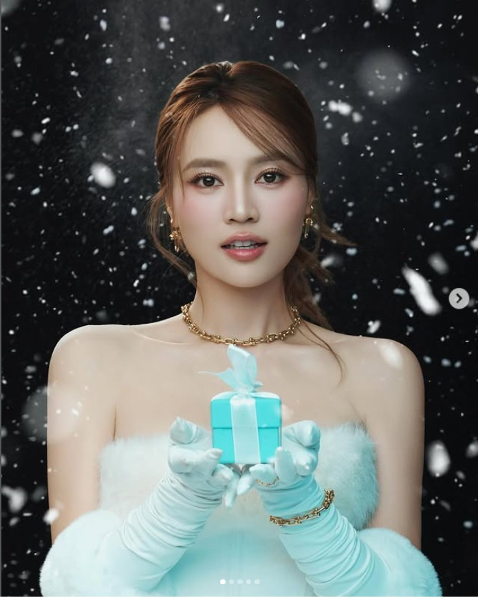 Sau thành công ban đầu, Lan Ngọc liên tiếp góp mặt trong nhiều dự án điện ảnh ăn khách như Cô Ba Sài Gòn, Cua lại vợ bầu, Gái già lắm chiêu… Những bộ phim này không chỉ giúp cô khẳng định vị thế “ngôi sao phòng vé” mà còn đưa tên tuổi Lan Ngọc trở thành bảo chứng cho doanh thu, giúp cô được ưu ái gọi là “ngọc nữ trăm tỷ” của showbiz Việt.