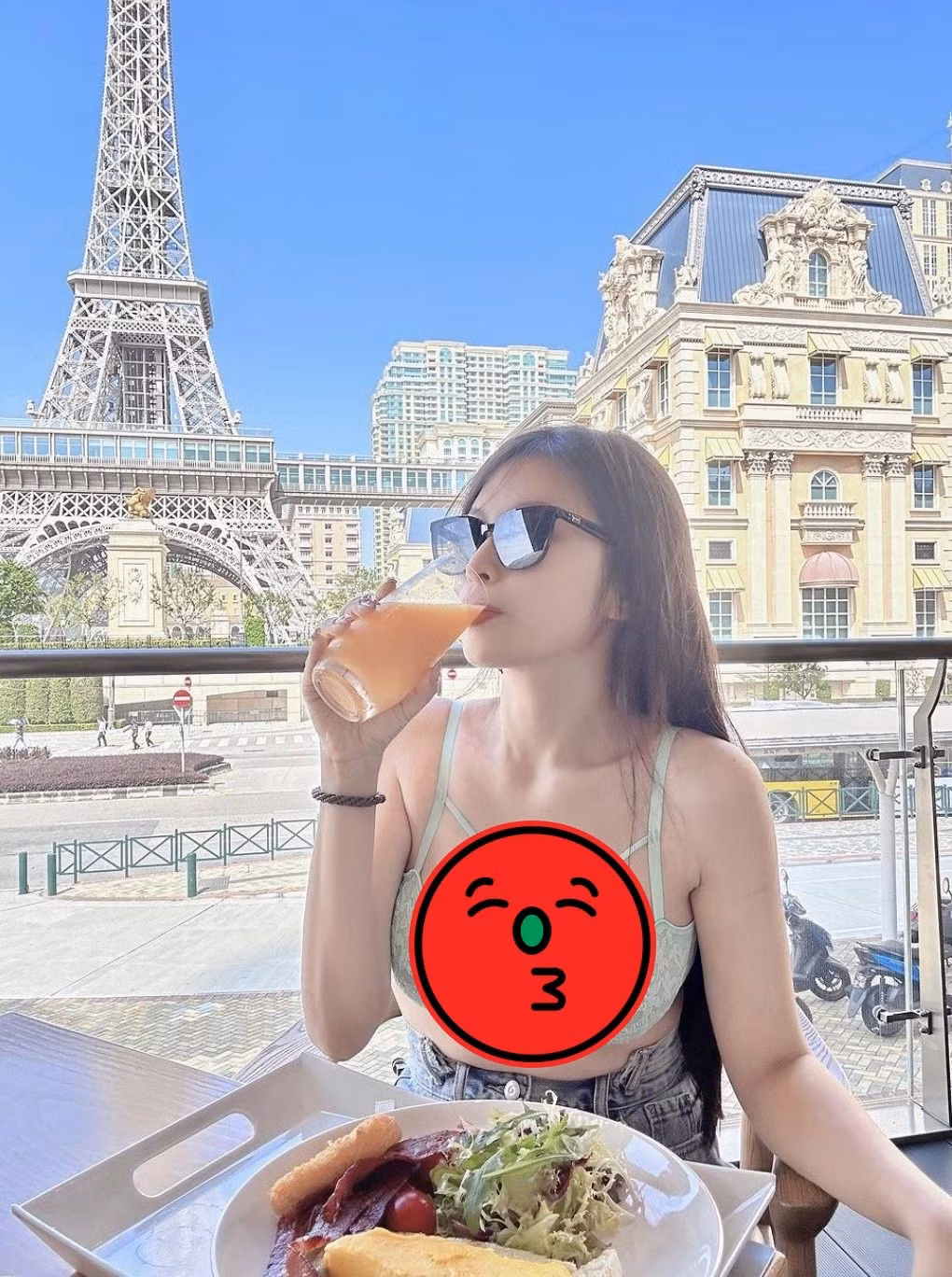 Cách nàng hot girl tận dụng lợi thế hình thể cùng sự tự tin trước ống kính giúp mỗi lần xuất hiện đều trở thành một sự kiện trên mạng xã hội, thu hút hàng triệu ánh nhìn và khẳng định vị thế ngôi sao trong làng người mẫu mạng.