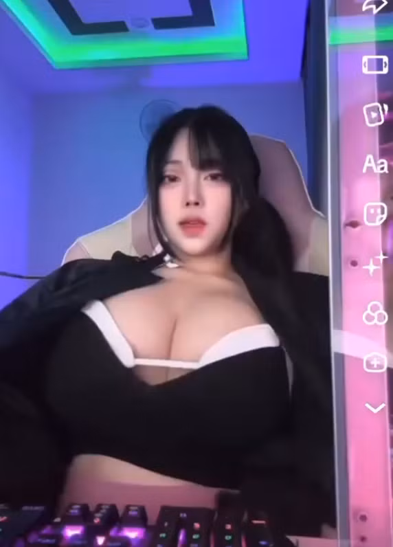 Lời nhắn trên của Pi Tiên không chỉ thể hiện sự thân thiết, tin tưởng mà cô dành cho fan của mình, mà còn là một cách để cô thể hiện sự cẩn trọng, khéo léo trước những luồng ý kiến trái chiều trên mạng xã hội.