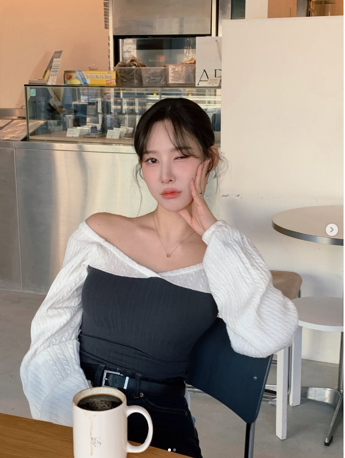 Một lần khác, Lee khoe với người theo dõi về chiếc đồng hồ Patek Philippe Twenty~4, một trong 3 thương hiệu đồng hồ xa xỉ hàng đầu thế giới. Giá bán lẻ của mẫu đồng hồ này khoảng 48 triệu won (33.000 USD).