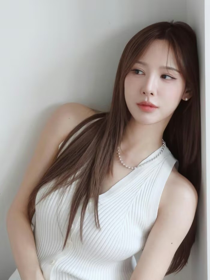 Ngày 30/1, Lee Na Yeon chia sẻ video mới nhất trên kênh cá nhân, ghi lại buổi đi ăn cùng mẹ và mua sắm tại cửa hàng của thương hiệu trang sức xa xỉ Cartier.