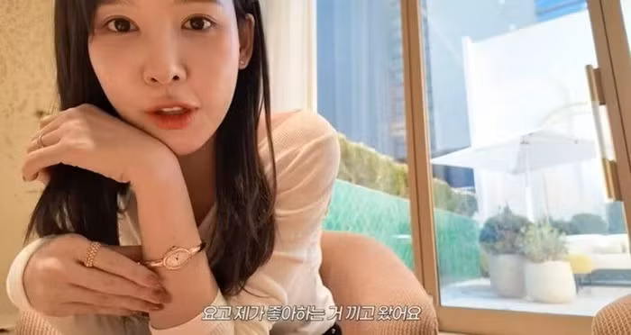 Trong một phân cảnh, Lee khoe chiếc đồng hồ Cartier của mình và nói: "Hôm nay con đeo chiếc con thích". Mẹ cô khen ngợi, thốt lên: "Đẹp quá".