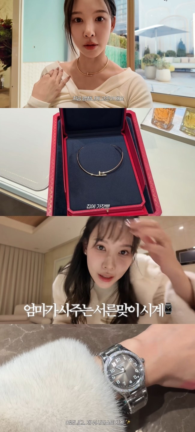 "Con không có dịp nào để đeo cả. Với lại, đeo nó đi làm cũng hơi kỳ cục", Lee nói với mẹ. Đáp lại, mẹ của cô khuyên con không cần ngại ngùng, hãy cứ quen với việc sử dụng trang sức, phụ kiện đắt tiền như những món đồ khác.