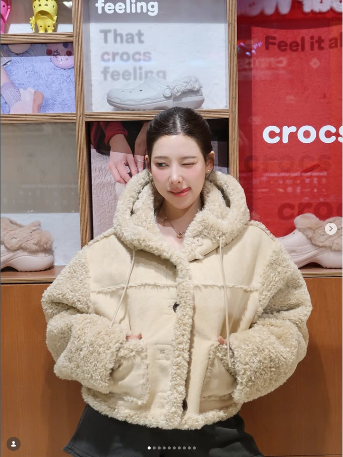 Lee Na Yeon sinh năm 1996, được khen có vẻ ngoài thanh tú, ngọt ngào. Trước khi gắn bó với sự nghiệp YouTuber, cô được biết đến qua chương trình hẹn hò Transit Love mùa 2 và là phát thanh viên truyền hình. Cô tốt nghiệp Đại học Yonsei.