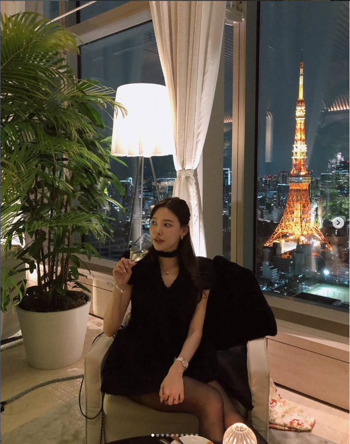 Dưới các bài đăng, video của Lee, nhiều người hâm mộ bày tỏ dù theo dõi cô đã lâu, biết cô có tài chính dư dả song họ vẫn phải trầm trồ mỗi lần nữ YouTuber chia sẻ cuộc sống giàu có.