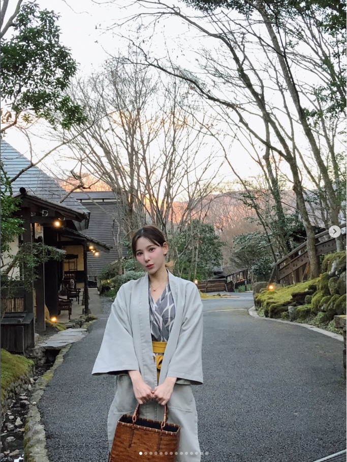 Trên trang Instagram có gần 950.000 người theo dõi, Lee cũng thường xuyên đăng tải ảnh check-in ở các địa điểm sang trọng, du lịch nhiều nơi trên thế giới.