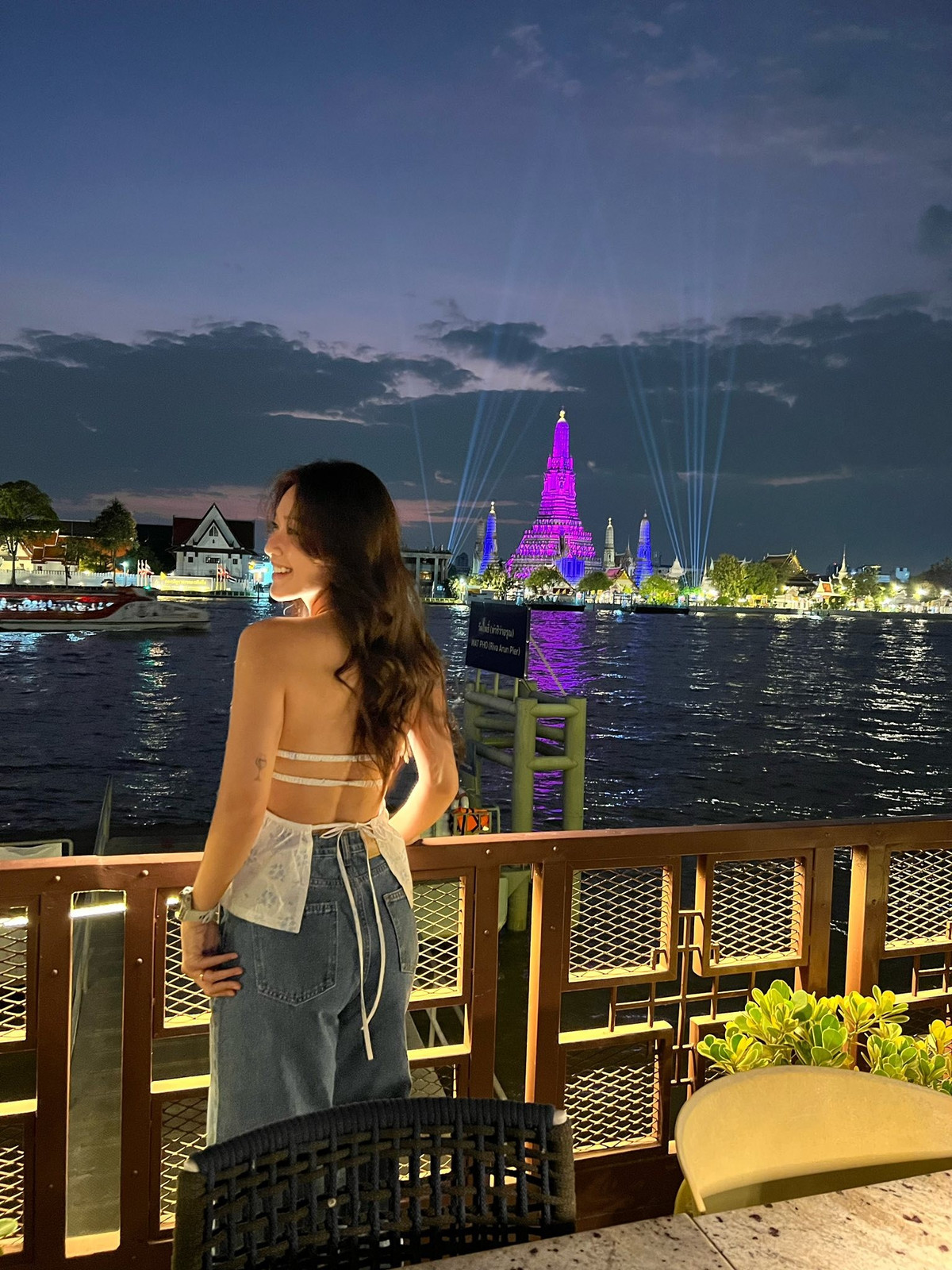 Khả Ngân (tên thật Trần Thị Kim Ngân, sinh năm 1997) bắt đầu nổi tiếng vào khoảng năm 2012–2013 với hình tượng “hot girl boxing”.