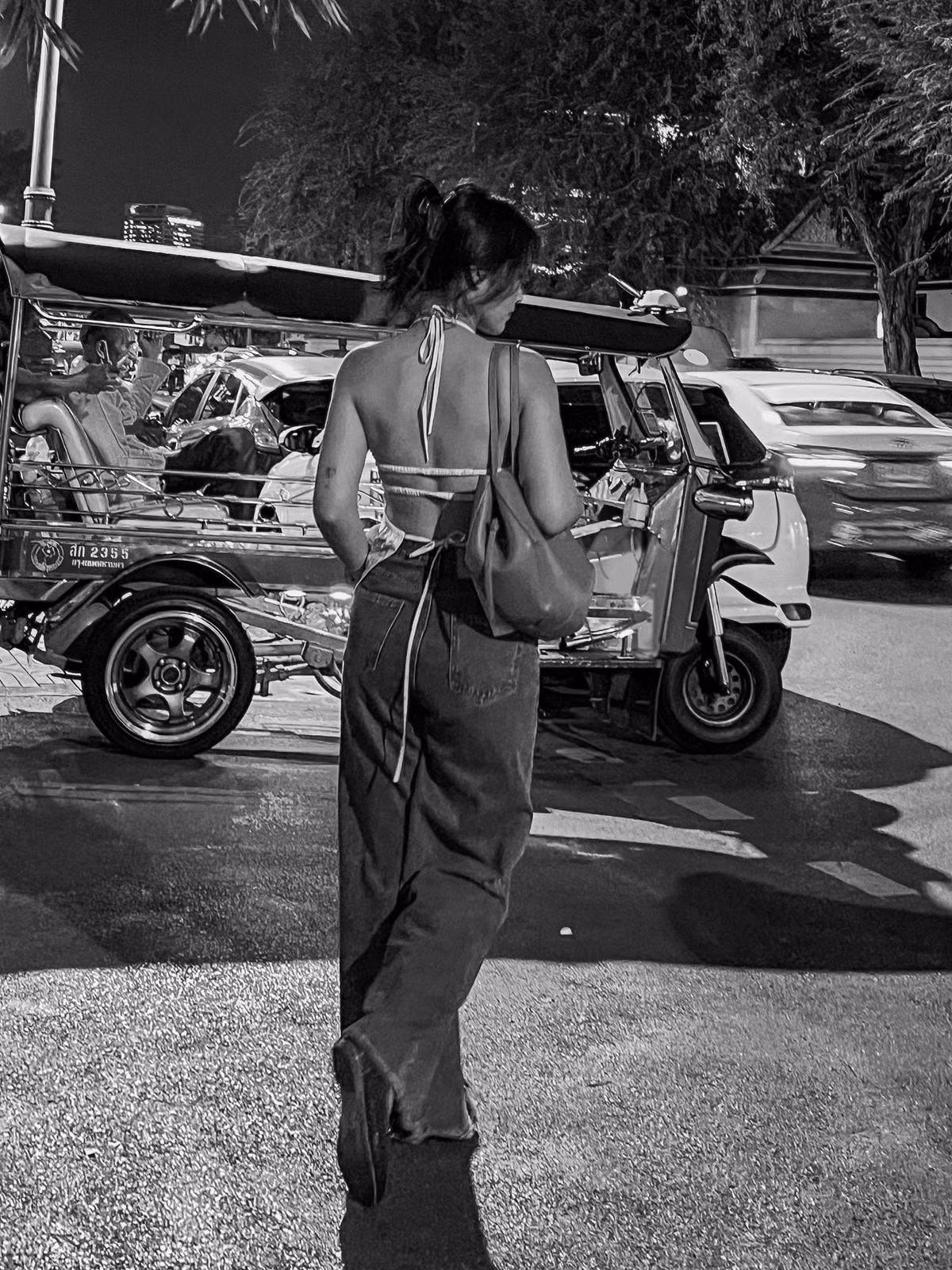 Năm 2014, Khả Ngân quyết định rẽ hướng sang diễn xuất – một lựa chọn từng khiến cô đối mặt với không ít nghi ngờ. Tuy nhiên, bằng sự nghiêm túc và nỗ lực không ngừng, nữ diễn viên dần khẳng định mình qua loạt dự án điện ảnh và truyền hình như Lật mặt 2, Cao thủ ẩn danh, Hai Phượng, Hậu duệ mặt trời (bản Việt).