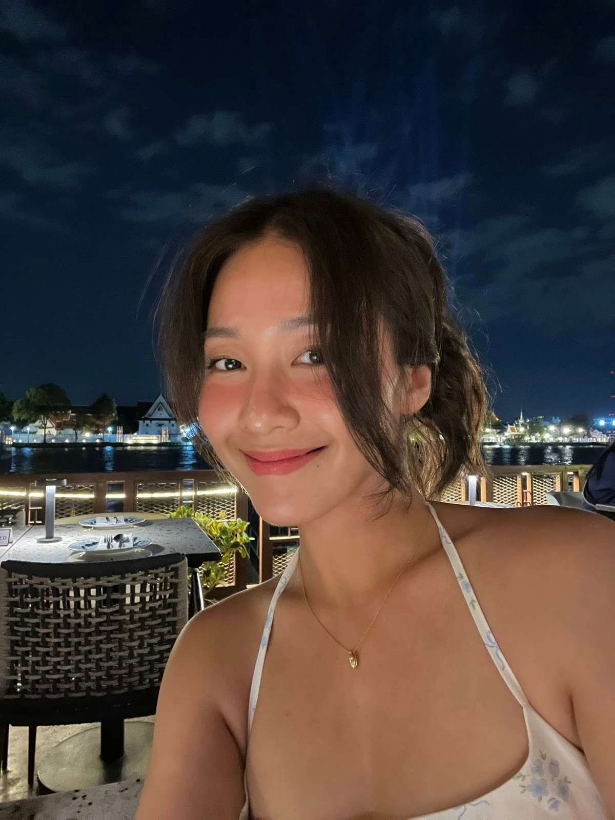 Ngoài diễn xuất, Khả Ngân còn gây chú ý bởi phong cách thời trang ngày càng sành điệu, quyến rũ nhưng không phô trương. Nhờ duy trì thói quen tập luyện thể thao đều đặn, cô luôn giữ được hình thể khỏe khoắn – dấu ấn còn sót lại từ hình tượng “boxing girl” năm nào.