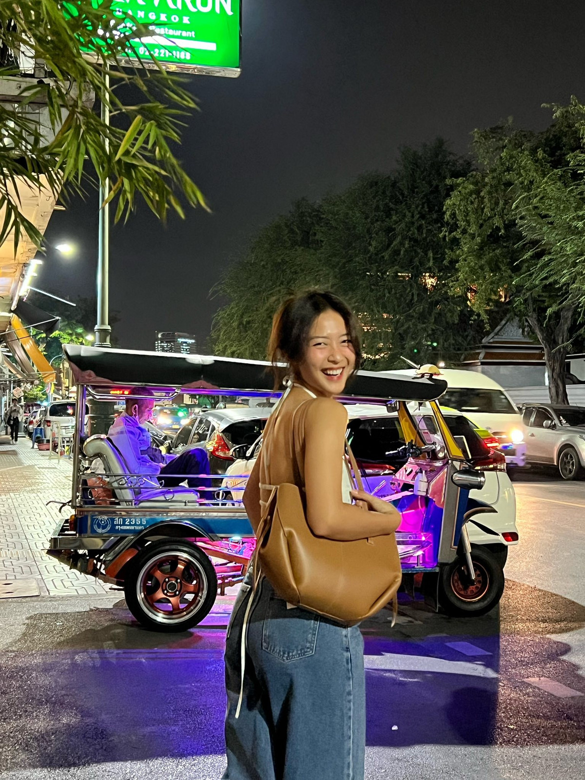 Dù chỉ là những khoảnh khắc “bắt trọn” giữa phố xá đông đúc hay bên bờ sông Chao Phraya, Khả Ngân vẫn nổi bật với thần thái thoải mái, đúng chất một cô gái đang tận hưởng kỳ nghỉ trọn vẹn.