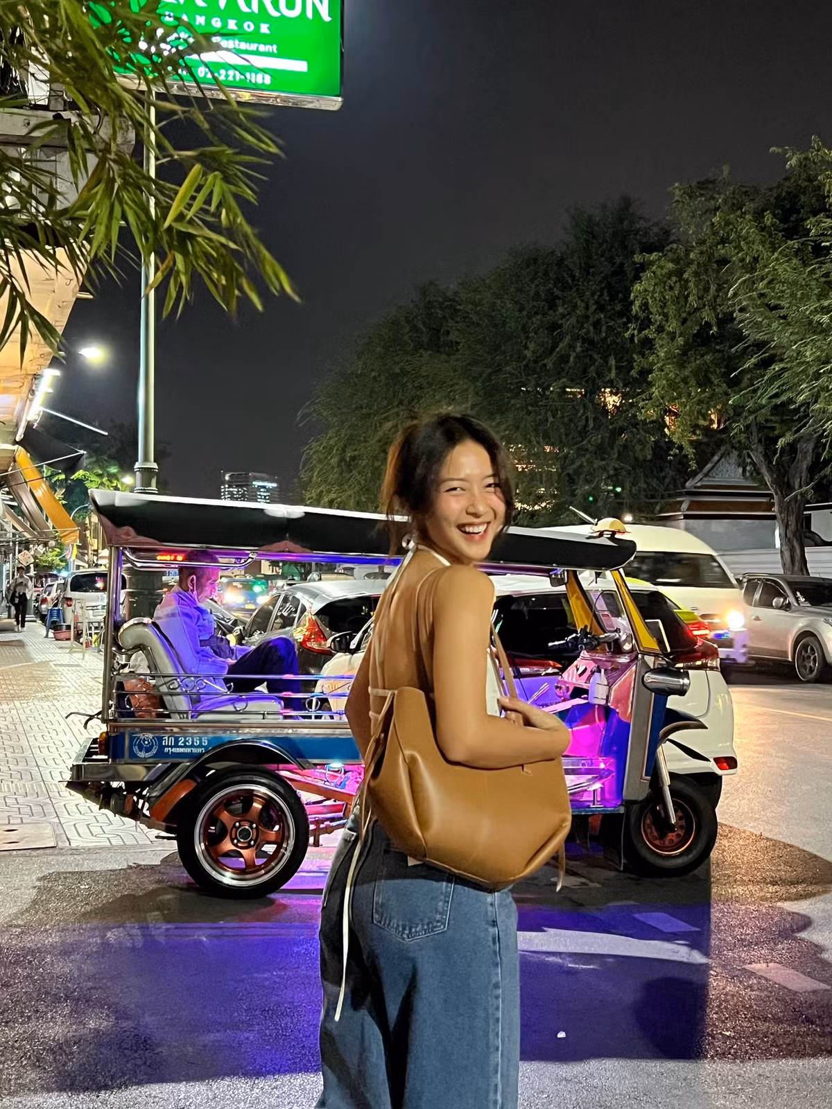 Dù chỉ là những khoảnh khắc “bắt trọn” giữa phố xá đông đúc hay bên bờ sông Chao Phraya, Khả Ngân vẫn nổi bật với thần thái thoải mái, đúng chất một cô gái đang tận hưởng kỳ nghỉ trọn vẹn.