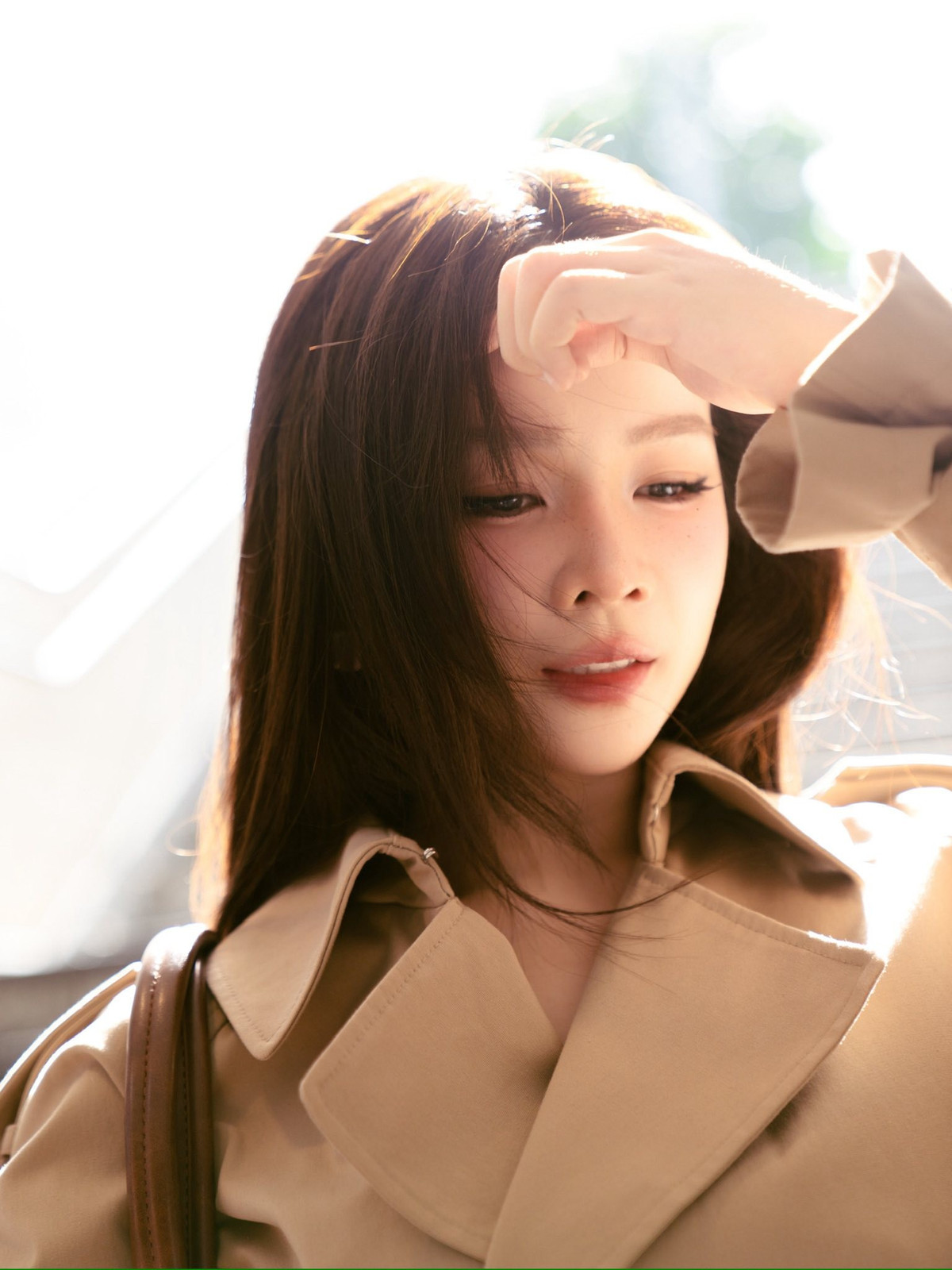 Không cần quá nhiều phụ kiện hay tạo dáng cầu kỳ, chỉ với vài khoảnh khắc rất đời, Mie vẫn toát lên sức hút khó trộn lẫn.