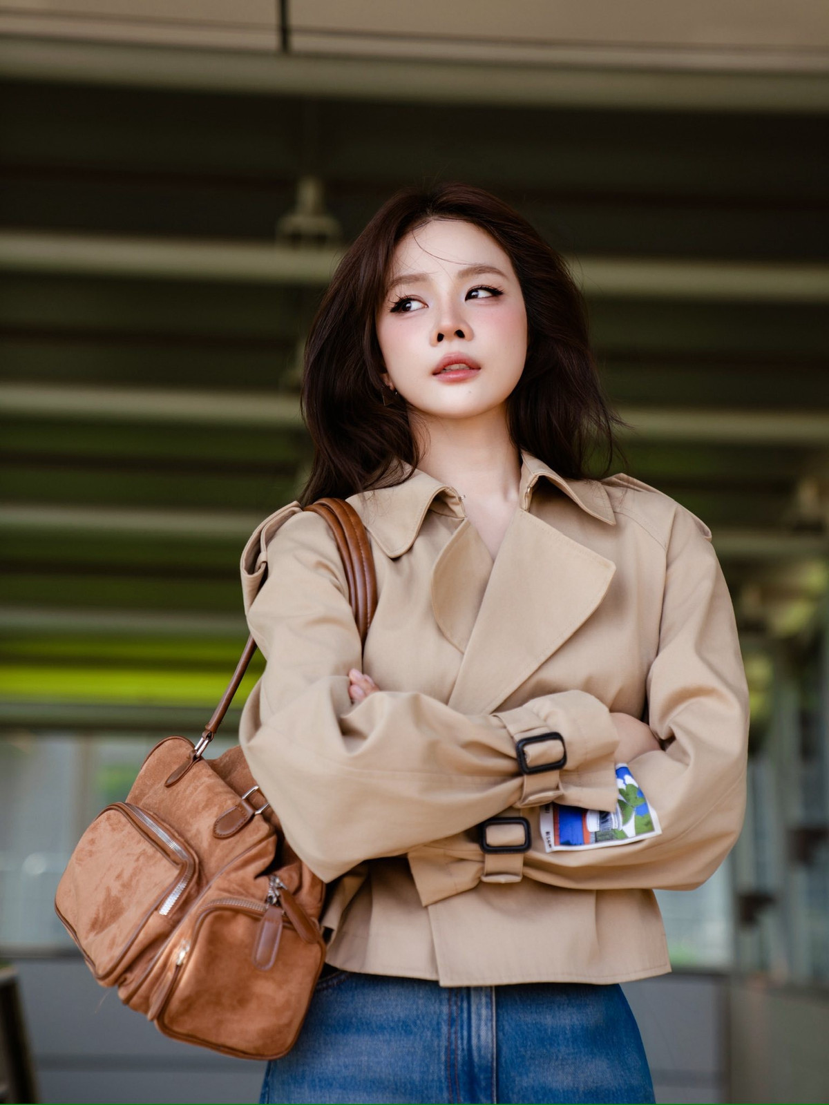 Trong loạt ảnh đính kèm, DJ Mie xuất hiện với trang phục mang tông màu trung tính, nổi bật là chiếc áo khoác dáng trench coat được thắt eo gọn gàng, kết hợp cùng quần jeans ống suông và phụ kiện túi da nâu cổ điển.