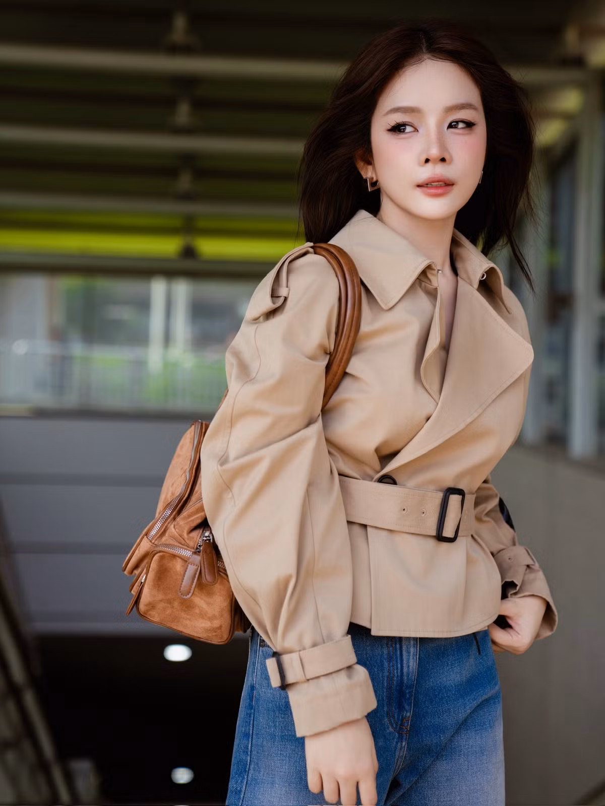 Dù đứng giữa không gian hiện đại hay trong ánh nắng ngược, DJ Mie vẫn nổi bật nhờ khí chất tự tin, nhẹ nhàng mà không hề gượng ép.