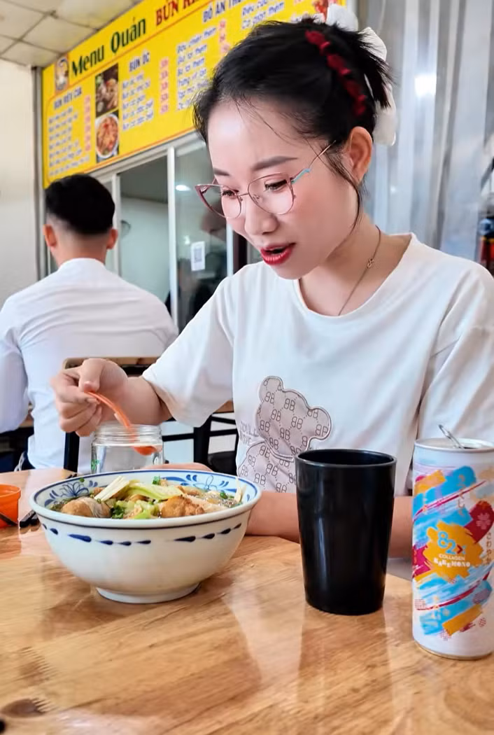 Từ bánh cuốn chả đến bún riêu, bún cá, mỳ cay…, 9X đều có thể ăn được 4-5 suất. Không chỉ chủ quán, nhân viên phục vụ mà cả những vị khách xung quanh cũng cảm thấy “đứng hình”, khó tin trước sức ăn “khủng” của cô gái.