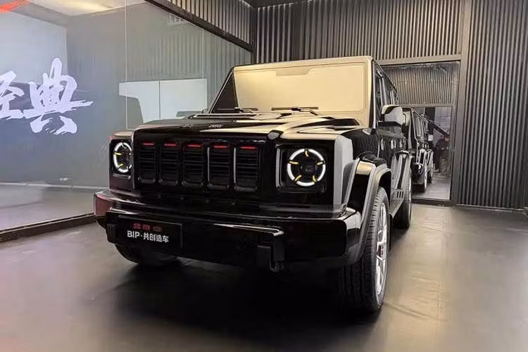 Là một mẫu SUV việt dã đúng nghĩa, Beijing 81 được nâng cấp toàn diện về kết cấu thân xe và trang bị địa hình. Xe sử dụng khung gầm rời kết hợp với hệ thống treo độc lập, tích hợp hệ dẫn động bốn bánh hai mô-tơ điện. Đồng thời, xe còn có hệ thống kiểm soát địa hình ATS, cung cấp nhiều chế độ lái như cát, tuyết, đá,...