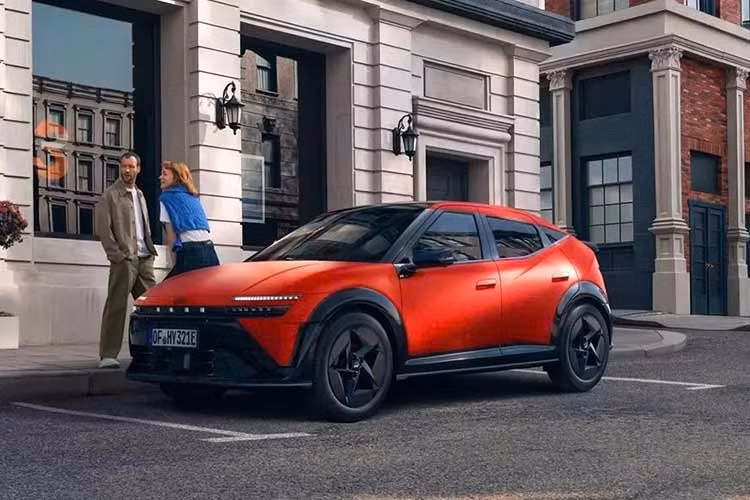 Hyundai Ioniq 3 sẽ gia nhập phân khúc cạnh tranh gay gắt, đối đầu với các SUV điện cỡ nhỏ như Kia EV3, Mini Aceman, Renault 4 E-Tech, Ford Puma Gen-E, Jeep Avenger, Alfa Romeo Junior, Volvo EX30 và Opel Mokka Electric. Ở nhóm xe hatchback, Hyundai Ioniq 3 cạnh tranh với Renault 5 E-Tech, BYD Dolphin, MG4 EV và Volkswagen ID. Polo sắp ra mắt.