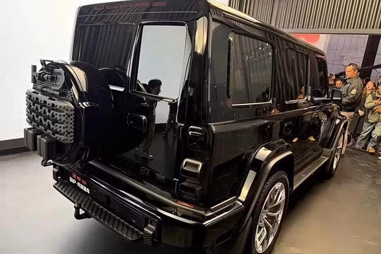 Để tăng cường khả năng thoát khỏi tình huống sa lầy, xe được trang bị 3 khóa vi sai, bao gồm trước, trung tâm và sau, cùng chế độ kiểm soát hành trình ở tốc độ thấp. Thêm vào đó là khoảng sáng gầm tối thiểu 230 mm và khả năng lội nước 800 mm. Công nghệ quan sát dưới gầm và cảm biến lội nước cũng giúp nâng cao mức độ an toàn trong các tình huống vận hành khắc nghiệt.