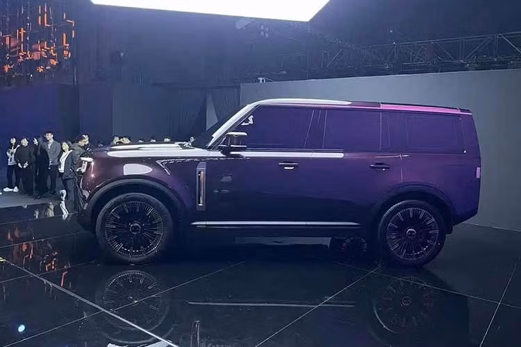 Là mẫu SUV địa hình cứng cáp và sở hữu trang bị off-road chuyên dụng, Beijing 81 được ví như "Mercedes-Benz G-Class của người Trung Quốc". Quả thực, mẫu xe này sở hữu thiết kế ngoại thất rất giống với "vua địa hình" đến từ Đức. Xe sở hữu lưới tản nhiệt phía trước dạng 5 khe, mỗi khe đều được tích hợp một cụm đèn LED. Trên nắp ca-pô được bố trí khe tản nhiệt, tăng thêm vẻ hầm hố đặc trưng của xe off-road cho Beijing 81.