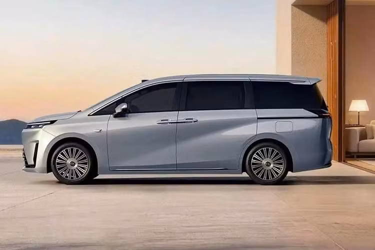 GAC E8 2026 áp dụng ngôn ngữ thiết kế ngoại thất hoàn toàn mới và thay đổi đáng kể so với phiên bản hiện hành. Mẫu MPV này sở hữu cụm đèn pha mỏng, nằm ngay phía dưới dải đèn LED định vị ban ngày vắt ngang đầu xe. Phía dưới là lưới tản nhiệt hình thang, tích hợp nhiều chi tiết mạ crôm. Khu vực trung tâm được thiết kế tối giản với diện tích lớn, nhấn mạnh phong cách xe năng lượng mới.