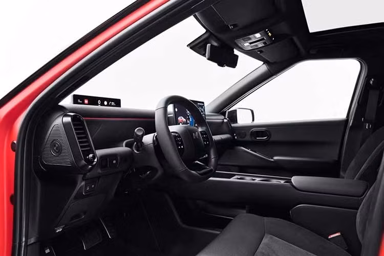 Xe vẫn duy trì hàng nút bấm vật lý phía trên cửa gió điều hòa và các nút điều khiển trên vô lăng N cho bản hiệu suất cao. Cần số được tích hợp vào cần gạt bên phải, giúp giải phóng không gian cho cụm điều khiển trung tâm dạng hai tầng. Tại đây, hãng Hyundai bố trí giá để cốc, ngăn chứa đồ và sạc không dây.