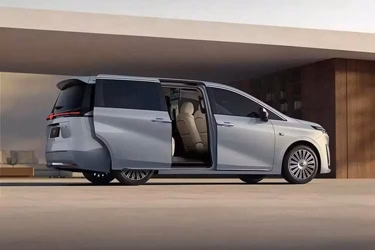 Cuối cùng là pin lithium-sắt-photphat có dung lượng 38,883 kWh, cho phạm vi di chuyển thuần điện đạt 205 km theo công bố của nhà sản xuất. Con số này đã được cải thiện rõ rệt so với mức 150 km của phiên bản cũ.