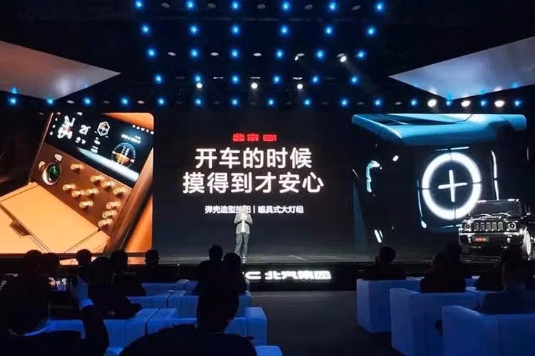 Bên trong, Beijing 81 tiếp tục duy trì phong cách thiết kế quân sự xuyên suốt toàn xe, thể hiện qua các chi tiết như nút bấm vật lý tạo hình viên đạn, cần số dạng then súng và khóa cửa chuyên dụng. Ngoài ra, xe còn kiên định với triết lý “thực dụng là trên hết”. Khoang nội thất vẫn giữ lại số lượng lớn các nút bấm vật lý, đồng thời tinh giản những chức năng dư thừa của hệ thống giải trí...