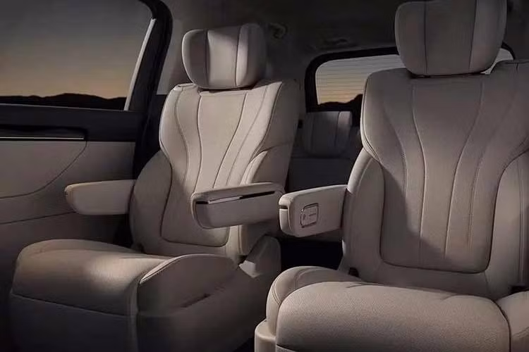 Khoang nội thất của GAC E8 2026 đi theo phong cách tối giản, thiên về công nghệ giống nhiều mẫu xe năng lượng mới của Trung Quốc hiện nay. Xe có các trang bị tiêu chuẩn như bảng đồng hồ kỹ thuật số 10,25 inch, màn hình cảm ứng trung tâm 15,6 inch đặt nổi và cần số điện tử dạng gạt sau vô lăng.