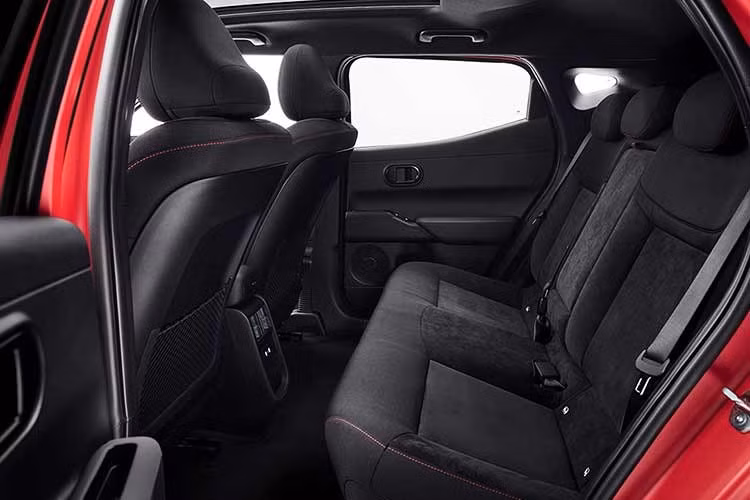 Khoang hành lý có sàn kép, phía dưới là khoang chứa đồ dạng Megabox tương tự Ford Puma. Dung tích khoang hành lý đạt 441 lít khá cạnh tranh trong phân khúc. Nền tảng khung gầm của Hyundai Ioniq 3 là kiến trúc E-GMP điện áp 400 V, tương tự Kia EV3 và EV4. Khi ra mắt, xe có hai cấu hình dẫn động cầu trước.