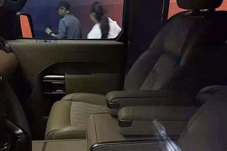 Về bố trí không gian, Beijing 81 được áp dụng cấu hình 6 chỗ ngồi (4+2). Các ghế được trang bị chức năng sưởi và thông gió, mang lại trải nghiệm thoải mái đồng đều cho 4 vị trí ghế đầu. Hàng ghế thứ 3 có thể gập phẳng hoàn toàn, giúp mở rộng đáng kể khả năng chứa đồ, đáp ứng linh hoạt nhiều nhu cầu sử dụng.