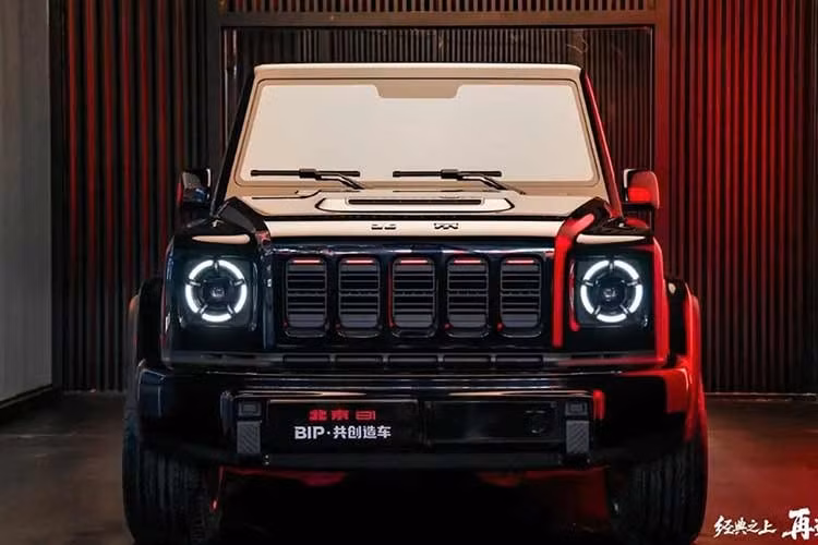 Khu vực bên sườn của Beijing 81 tiếp tục theo đuổi phong cách hoài cổ với ốp cua lốp mở rộng, nhấn mạnh chất địa hình. Bên cạnh đó là các đường nét thân xe sắc sảo, góc cạnh rõ ràng, tạo nên dáng vẻ vững chãi cho xe. Bộ mâm thiết kế mới với 6 chấu kép sơn màu xám thuốc súng đi kèm cùm phanh đỏ nổi bật. Ngoài ra, xe còn được trang bị giá nóc, bậc lên xuống và nhiều tiện ích thực dụng cho việc off-road.