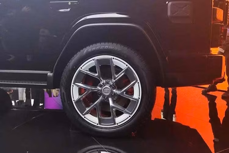 Thiết kế phía sau cũng duy trì phong cách cứng cáp, tạo sự tương đồng với phần đầu xe. Phần đuôi tích hợp 5 đèn phanh trên cao dạng ngắt quãng ở mép nóc, tiếp tục nhấn mạnh triết lý thiết kế “5 yếu tố” xuyên suốt. Cửa cốp sử dụng thiết kế mở hai cánh cổ điển. Đáng chú ý, dựa trên nhu cầu từ người dùng, hãng BAIC đã thay thế lốp dự phòng treo trên cửa cốp của bản cũ bằng hộp chứa đồ.