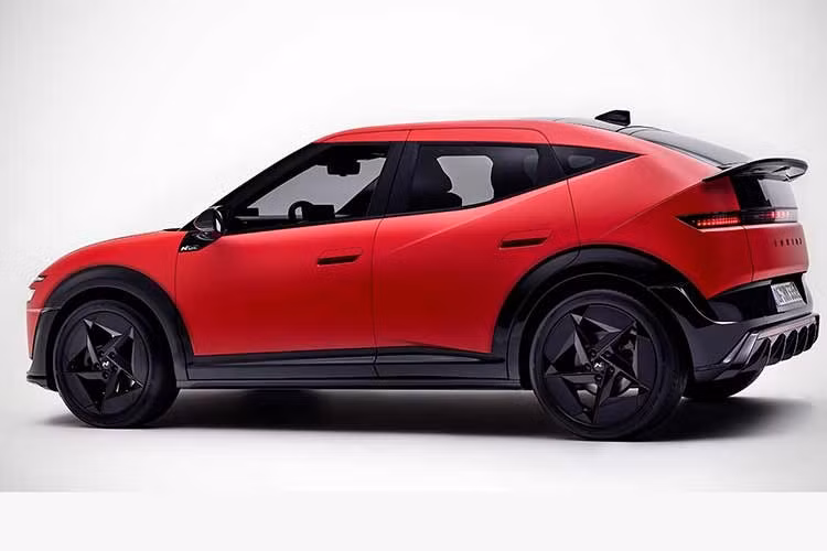 Hyundai Ioniq 3 sở hữu chiều dài từ 4.155-4.170 mm, tùy phiên bản, tương đương kích thước của đàn anh Bayon. Tuy nhiên, chiều dài cơ sở 2.680 mm lại ngang với Hyundai Elantra. Trong danh mục xe không phát thải của Hyundai, mẫu xe này nằm trên Inster và dưới Kona Electric, đóng vai trò như phiên bản “đàn em” của Ioniq 5.