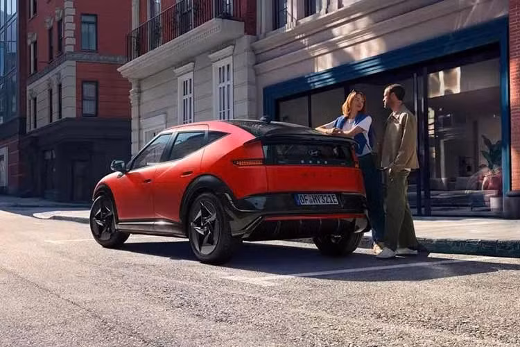 Phiên bản hiệu suất cao của Hyundai Ioniq 3 dự kiến sẽ có thiết kế mạnh mẽ hơn cùng những tinh chỉnh riêng về khung gầm và hệ thống điện tử. Xe sẽ kế thừa kinh nghiệm từ các mẫu ôtô điện hiệu năng cao khác trong dòng Ioniq. Xe dự kiến sẽ ra mắt tại thị trường châu Âu trong năm nay với dây chuyền sản xuất đặt ở Thổ Nhĩ Kỳ.