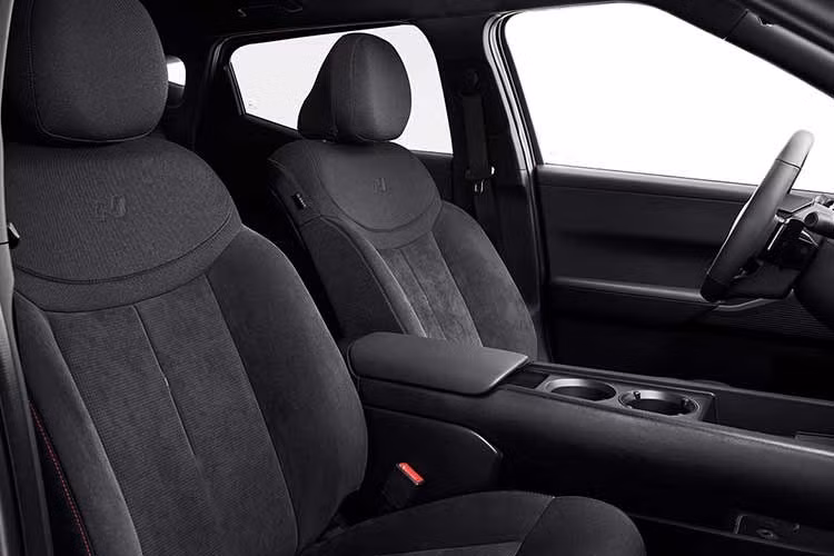 Các trang bị đáng chú ý khác của mẫu ôtô điện mới nhà Hyundai gồm khay tiện ích trên mặt táp-lô, ghế Relaxation có sưởi/thông gió, cửa gió điều hòa phía sau, cửa sổ trời toàn cảnh, hệ thống âm thanh Bose Premium và gói hỗ trợ lái nâng cao Hyundai SmartSense.