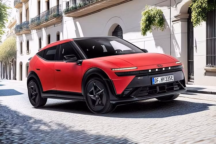 Tuy nhiên, thiết kế đuôi xe với dáng cụt lại gây nhiều tranh cãi, thậm chí bị so sánh với Pontiac Aztek. Kính sau chia đôi bởi một thanh ngang dày tích hợp cánh gió khiến tổng thể kém hài hòa dù vẫn được đánh giá là dễ chấp nhận hơn mẫu xe từng gây tranh cãi của Pontiac. Bất chấp thiết kế tổng thể, xe vẫn có hệ số cản gió khá tốt, đạt 0,263 Cd.