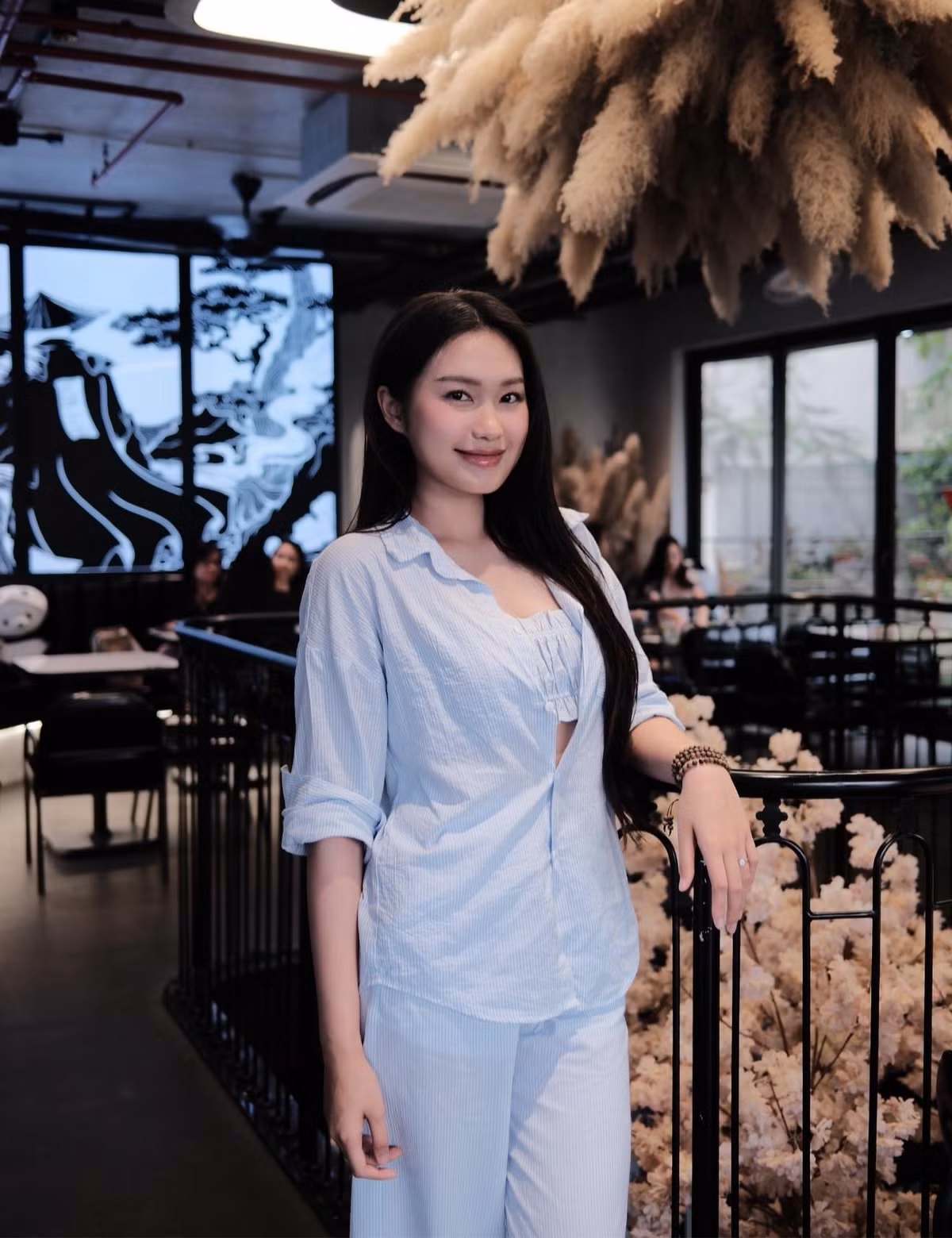 Dưới phần bình luận, netizen đồng loạt "quay xe", dành lời khen có cánh cho người đẹp sinh năm 2001: "Góc nào cũng đẹp, không có góc chết luôn thật sự", "Ai nói Hải My chỉ đẹp 1 góc thì xin xem lại video này đi ạ!", "Visual này mà bị chê thì chắc tiêu chuẩn sắc đẹp đang bị định nghĩa lại mất", "Rồi tụi chê Hải My không biết bên ngoài đẹp cỡ nào ha"...