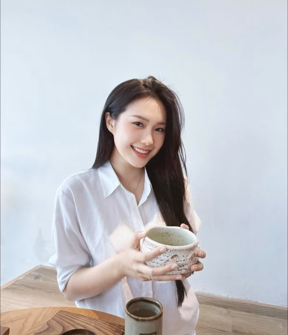 Trong video, bà xã Đoàn Văn Hậu xuất hiện với lớp makeup nhẹ nhàng, mái tóc xoăn sóng dịu dàng được chải chuốt kỹ lưỡng. Khi chưa makeup hoàn chỉnh, visual của cô nàng vẫn gây ấn tượng bởi làn da mịn màng, đường nét thanh tú và nụ cười rạng rỡ. Còn khi lên đồ, thần thái lại càng thăng hạng, đúng chất "nàng thơ Hà thành" khiến người xem không thể rời mắt.