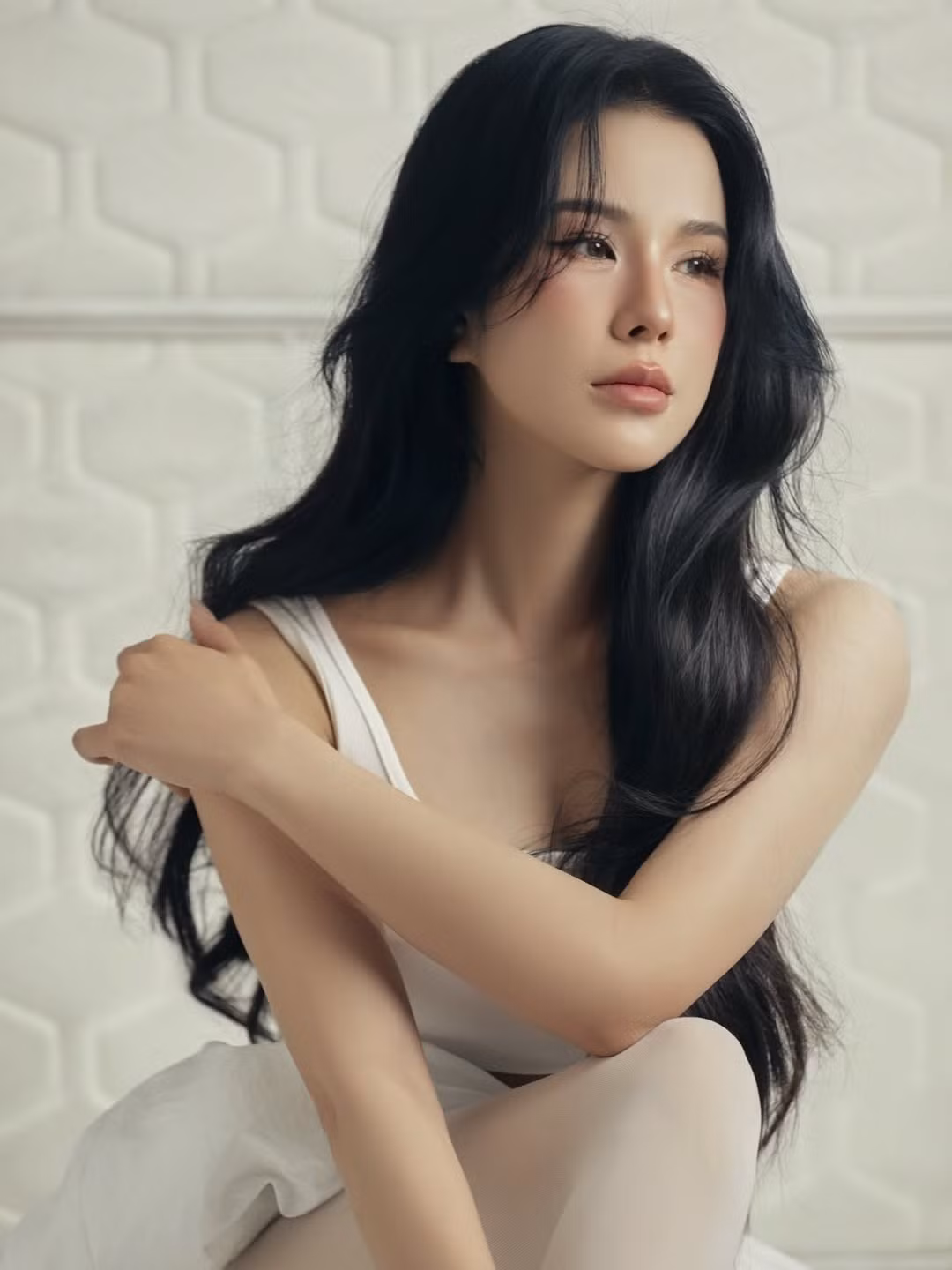 Trong những bức hình này, Diệp Lâm Anh khoe trọn vóc dáng thon gọn, săn chắc cùng gương mặt rạng rỡ, không chút dấu vết của thời gian.