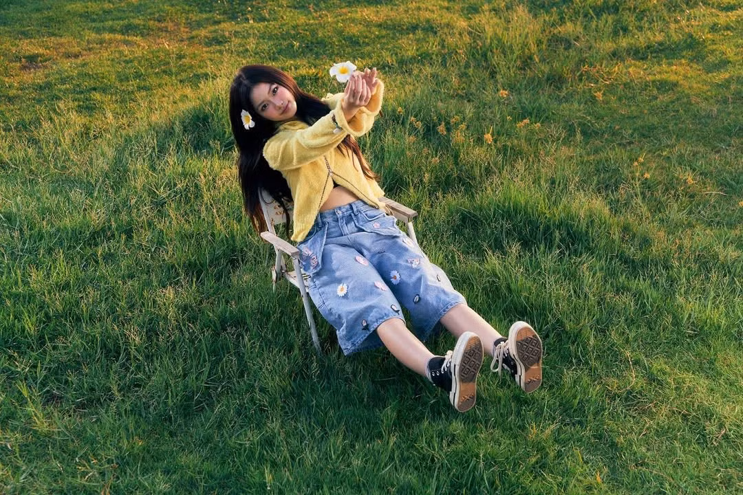 Trên trang cá nhân của mình, ngoài những hình ảnh về công việc, Ánh Sáng còn khiến netizen thích thú khi không ngần ngại đăng những khoảnh khắc “vô tri” hay “dìm hàng” chính mình.