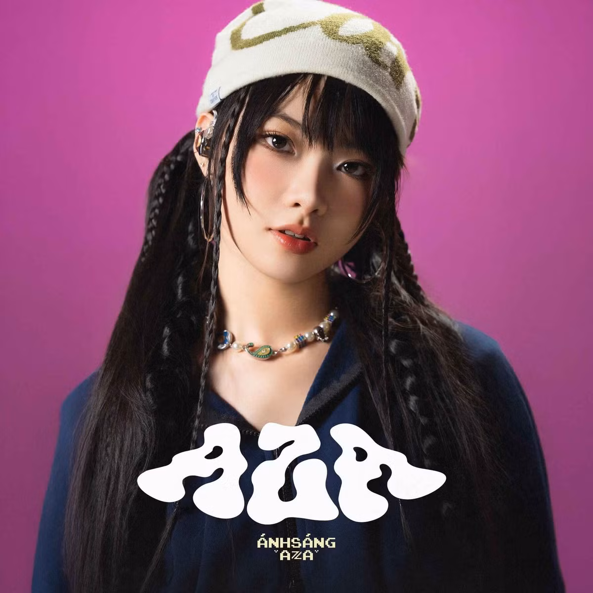 Ánh Sáng AZA (tên thật: Lê Ngọc Ánh Sáng, SN 2006, TP.HCM) hiện đang là cái tên nhận được nhiều sự chú ý tại chương trình Em Xinh Say Hi. Cô bạn này cũng chính là Em Xinh nhỏ tuổi nhất nhưng về tài năng lại “không phải dạng vừa”.