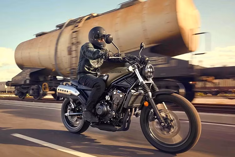 Honda CL Street phiên bản 2025 tại Đài Loan được phân phối với 3 tùy chọn màu sắc: Mat Laurel Green Metallic (xanh mờ), Mat Gunpowder Black Metallic (đen mờ) và màu Matte Fresco Orange (cam mờ) – một phiên bản màu chỉ có tại thị trường Đài Loan.