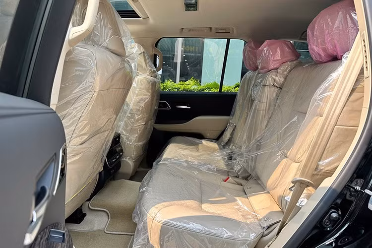 Ngoài những thay đổi nhở, phần lớn các trang bị tiện nghi và an toàn khác trên LC300 vẫn được giữ nguyên. Có thể kể đến như: đèn LED toàn bộ, mâm hợp kim 20 inch, màn HUD hiển thị trên kính lái, hệ thống điều hòa tích hợp ion âm, sưởi vô-lăng, dàn âm thanh JBL 14 loa, cửa sổ trời, phanh tay điện tử, gương chống chói tự động,...