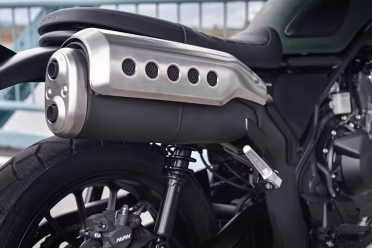 Hệ thống phanh của CL Street cũng có sự nâng cấp. Trong khi Rebel 500 sử dụng đĩa phanh trước và sau lần lượt là 296 mm và 240 mm, thì CL Street được trang bị đĩa trước kích thước 310 mm, giúp tăng hiệu suất phanh, đặc biệt khi chạy tốc độ cao hoặc off-road. Xe vẫn dùng heo phanh trước 2 piston và sau 1 piston như người anh em Rebel.