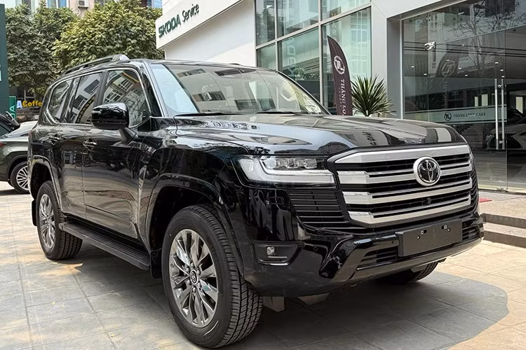 Mặc dù nằm trong nhóm xe có giá bán cao nhất tại Việt Nam, Toyota Land Cruiser LC300 vẫn ghi nhận sức tiêu thụ ổn định. Trong tháng 5/2025, mẫu SUV này đạt doanh số 102 xe, thoát khỏi danh sách 10 mẫu xe bán chậm nhất thị trường. Tổng cộng, sau 5 tháng đầu năm, Toyota đã giao 145 chiếc LC300 tới tay khách Việt.