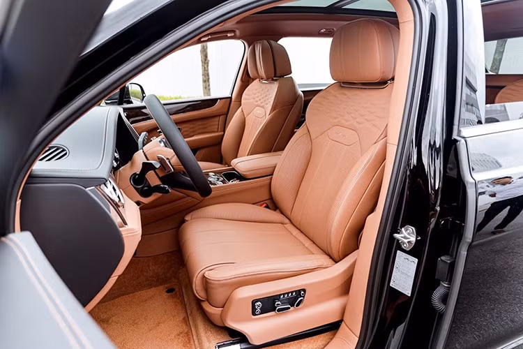 Tiếp đến, chiếc SUV siêu sang Bentley Bentayga EWB Azure còn có các tính năng tùy chọn như hệ thống âm thanh Naim for Bentley đáp ứng chất lượng âm thanh cho các audiophile, cho đến bàn dã ngoại có thể gấp gọn phía cốp sau.