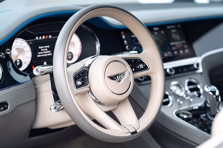 Nội thất bên trong khoang lái của xe vẫn chất liệu da cao cấp, gỗ ốp quý hiếm và logo Mulliner xuất hiện trên bảng táp-lô hay thêu chỉ màu xanh dương nổi bật trên tựa đầu ghế ngồi của xe cũng là điểm nhấn khẳng định đây là một chiếc xe Bentley Continental GT Mulliner cá nhân hóa.