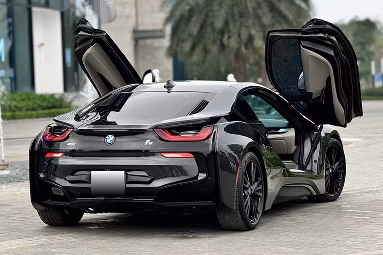 BMW i8 giờ có đáng chơi không, vâng thiết kế này đến nay vẫn không lỗi thời, nhất là bộ cửa cánh bướm cùng thiết kế rất tương lai của xe, cái đáng sợ là bạn phải kiểm tra cẩn thận, nhất là pin xe có còn tốt hay không, nếu không, cần thương lượng người bán để thay mới.